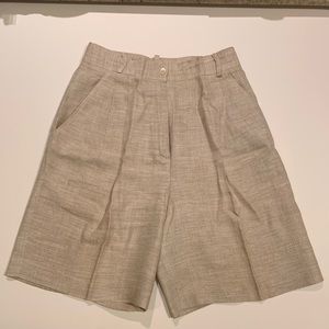 WOMEN’S LINEN SHORTS.